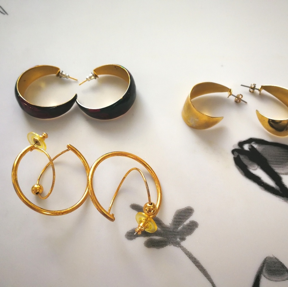 3 pairs of lady earrings